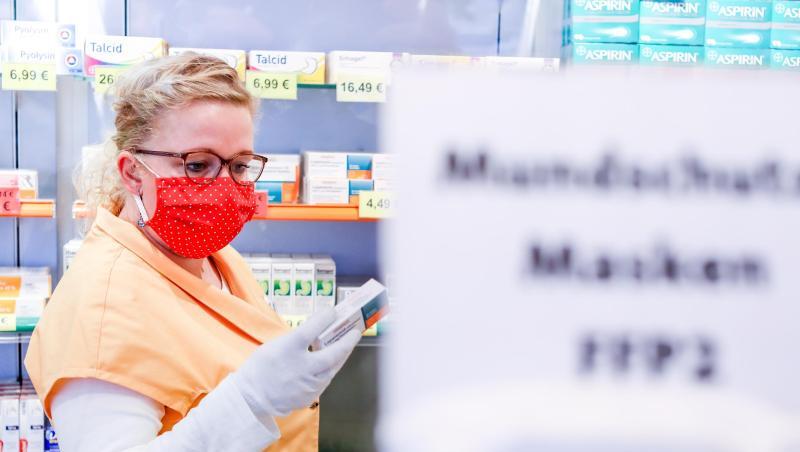 Eine Mitarbeiterin einer Leipziger Apotheke mit einem selbst genähten Mundschutz. Eine Mitarbeiterin einer Leipziger Apotheke mit einem selbst genähten Mundschutz.