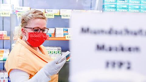 Eine Mitarbeiterin einer Leipziger Apotheke mit einem selbst genähten Mundschutz.