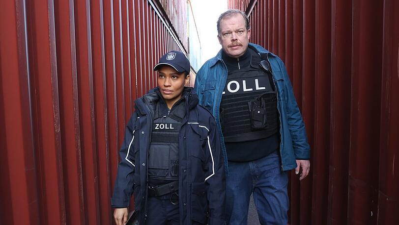 "Der Bremerhaven-Krimi. Tödliche Fracht": Lisa Cunnigham (Cynthia Micas) und Gero von Bernbeck (Bernd Hölscher) steuern im Containergang auf den Tatort zu.