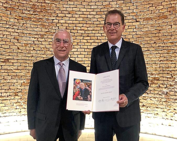 2023: Waigel erhält von Gerd Müller (r.) den Eugen-Biser-Preis in München.