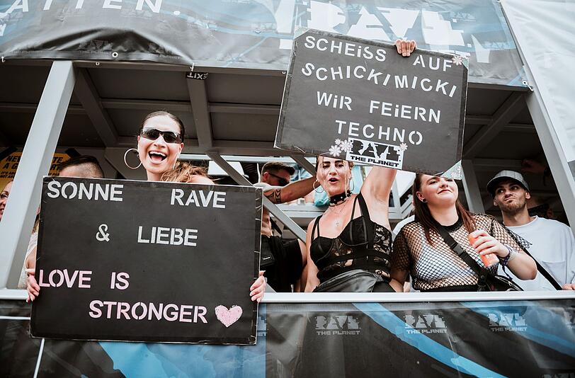 Feiern wie in den 90-ern? Ein Umzugswagen von "Rave The Planet" rollt durchs Berlin des Jahres 2024.