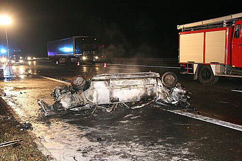 Für einen 27-Jährigen kam in seinem brennenden Wagen jeden Hilfe zu spät.