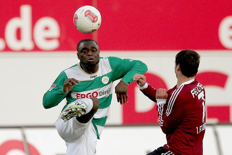 Der Fürther Gerald Asamoah (l) kämpft mit dem Nürnberger Markus Feulner um den Ball. Feulner wurde bereits in der ersten Hälfte vom Platz gestellt.