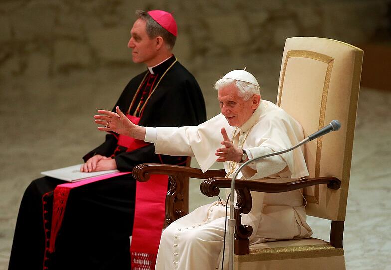 Papst Benedikt XVI. segnet in der Audienzhalle Paolo VI im Vatikan bei seiner voraussichtlich letzten Generalaudienz die Gläubigen. Es ist das erste Mal, dass sich der Pontifex nach seiner historischen Rücktrittankündigung vom Montag den Gläubigen zeigt. Die Bilder.