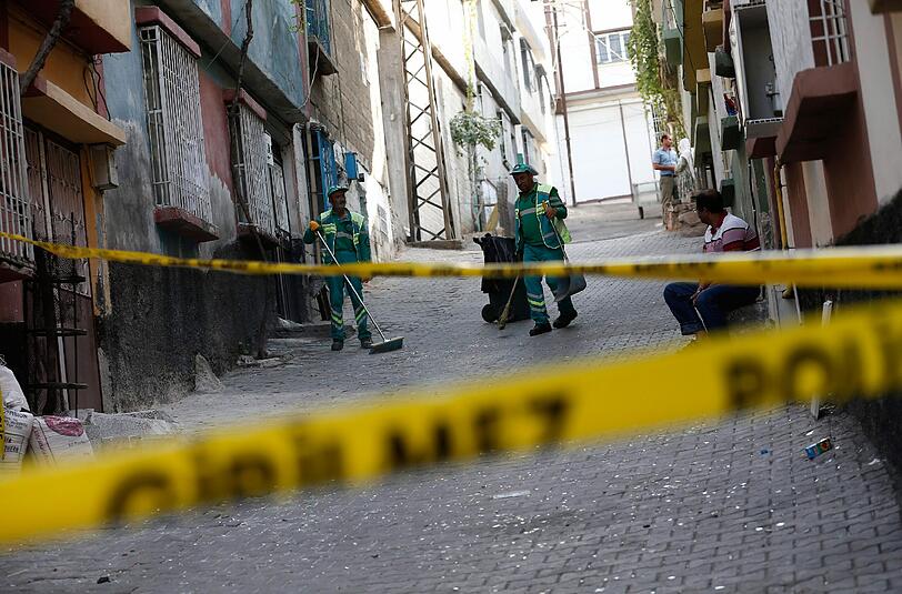 Schock in in der Großstadt Gaziantep: Ein Selbstmordattentäter stürmte eine Hochzeitsfeier - Angehörige trauern um die Toten.