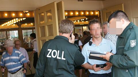Wie auf unserem Archivbild kontrolliert der Zoll immer wieder auf der Wiesn, etwa, ob schwarz gearbeitet wird.