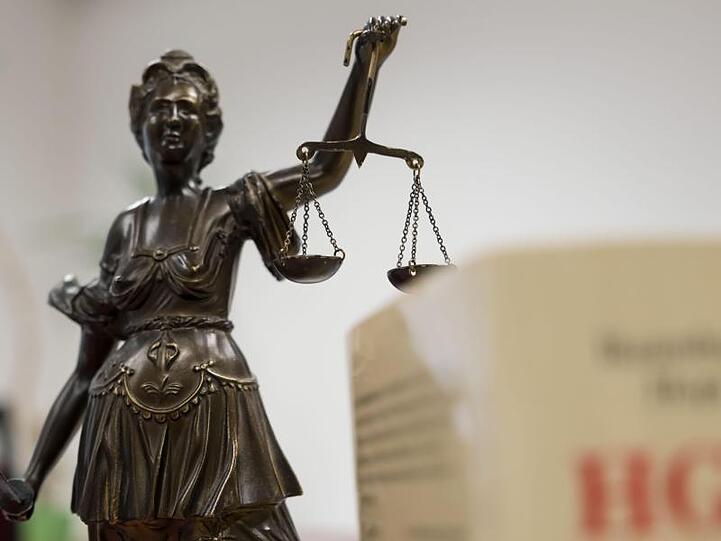 Eine Statue der Justitia hält eine Waage in ihrer Hand. Foto: picture alliance / Peter Steffen/dpa/Symbolbild