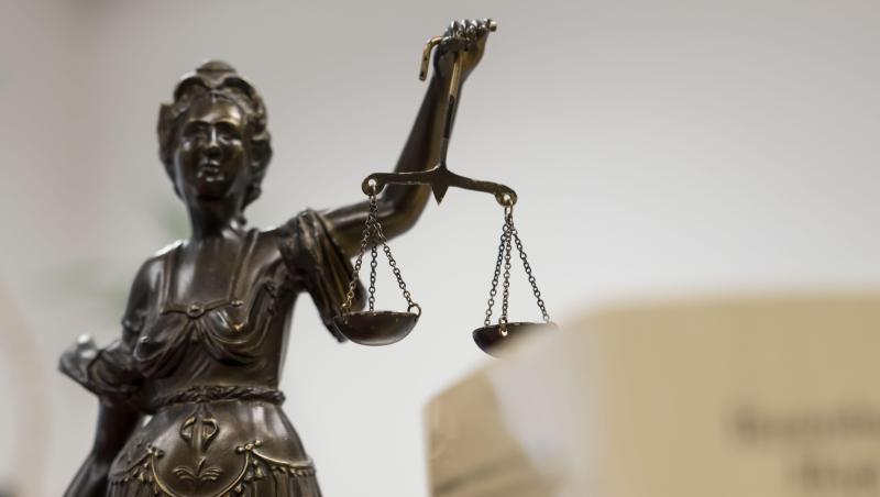 Eine Statue der Justitia hält eine Waage in ihrer Hand. Foto: picture alliance / Peter Steffen/dpa/Symbolbild Eine Statue der Justitia hält eine Waage in ihrer Hand. Foto: picture alliance / Peter Steffen/dpa/Symbolbild