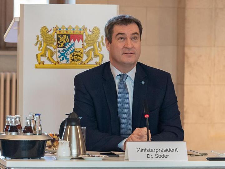 Markus Söder (CSU), Ministerpräsident von Bayern, sitzt in der Staatskanzlei. Foto: Peter Kneffel/dpa