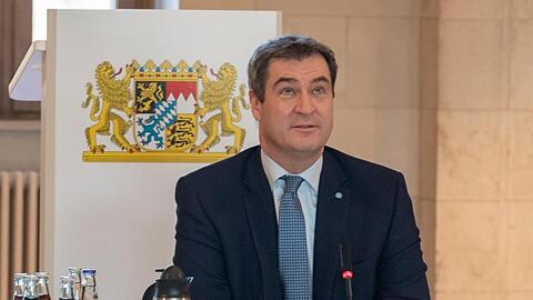 Markus Söder (CSU), Ministerpräsident von Bayern, sitzt in der Staatskanzlei. Foto: Peter Kneffel/dpa
