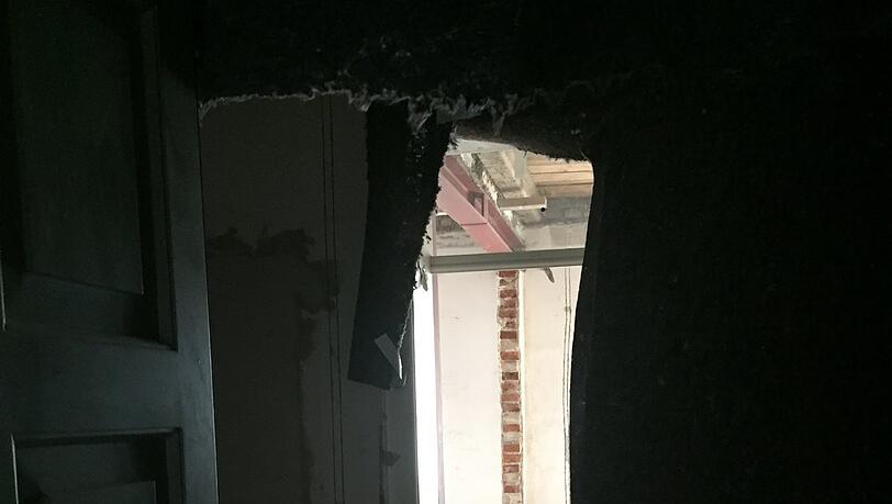 Unbewohnbar: Eine Wohnung im Künstlerhaus. Unbewohnbar: Eine Wohnung im Künstlerhaus.