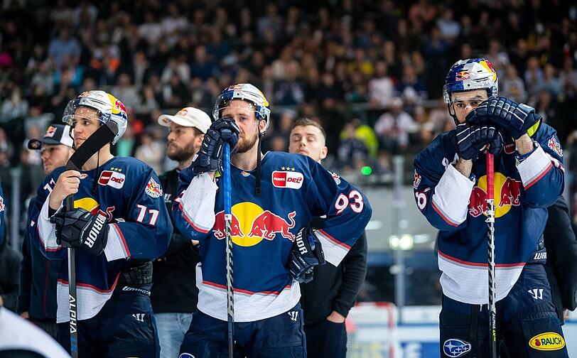 Eishackler der traurigen Gestalt: der EHC Red Bull München um Frederik Tiffels, Maximilian Kastner und Trevor Parkes (v.l.) nach der Finalniederlage in eigener Halle gegen die Eisbären Berlin.