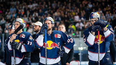 Eishackler der traurigen Gestalt: der EHC Red Bull München um Frederik Tiffels, Maximilian Kastner und Trevor Parkes (v.l.) nach der Finalniederlage in eigener Halle gegen die Eisbären Berlin.