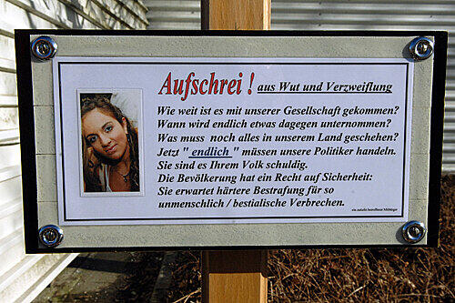 Die Gedenktafel steht an dem Ort in Augsburg, an dem die 18-jährige Nora ermordet aufgefunden wurde.
