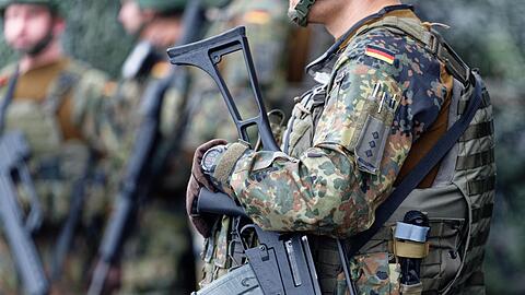 Eine Berufung zum Berufssoldaten soll nicht möglich sein, wenn jemand wegen Volksverhetzung verurteilt wurde. (Archivbild)