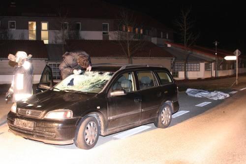 Das Unfallauto erfasste in Gerzen zwei Fußgängerinnen. Eine starb sofort, die zweite im Krankenhaus.