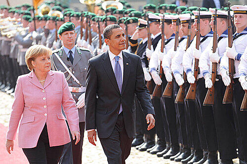 Parade in Deutschland: Kanzlerin Angela Merkel mit US-Präsident Barack Obama.