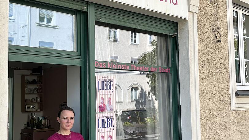 Theresa Hanich vor ihrem Theater. Theresa Hanich vor ihrem Theater.