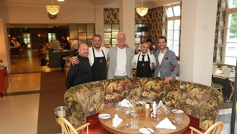 Laden zur Ess-Klasse ins Caf&eacute; Reitschule: Chef Klaus Pfeiffer (Mitte) mit (v. l.) Markus Keinz, Alen Vukcevic, Milos Kitic und Florian G&uuml;ttler.