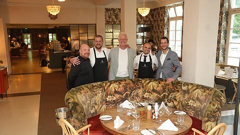 Laden zur Ess-Klasse ins Caf&eacute; Reitschule: Chef Klaus Pfeiffer (Mitte) mit (v. l.) Markus Keinz, Alen Vukcevic, Milos Kitic und Florian G&uuml;ttler.