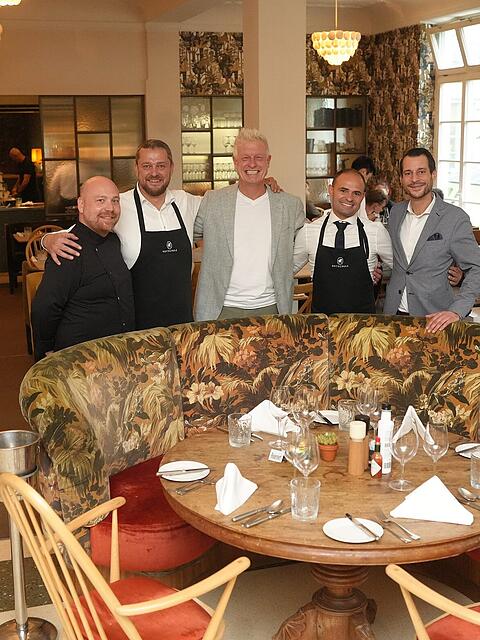 Laden zur Ess-Klasse ins Caf&eacute; Reitschule: Chef Klaus Pfeiffer (Mitte) mit (v. l.) Markus Keinz, Alen Vukcevic, Milos Kitic und Florian G&uuml;ttler.