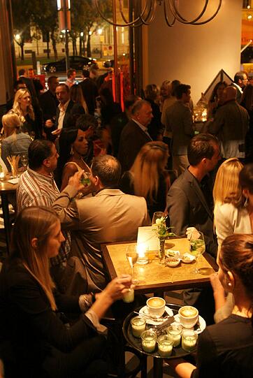 "Im Erdgeschoss befindet sich die Champagner- und Seafood Bar, die mit ihrer schönen Sonnenterrasse und dem einzigartigen Blick auf den Odeonsplatz...