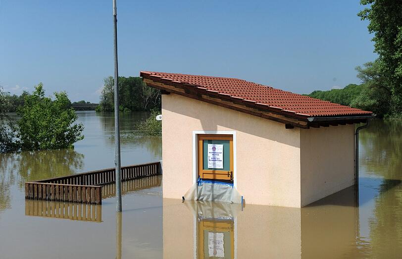 Ein Häuschen der Wasserwacht in Deggendorf steht unter Wasser, das Schild an der Tür...