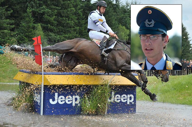 Der deutsche Benjamin Winter (kleines Bild) ist am Samstag beim Vielseitigkeitsreiten in Luhmühlen tödlich verunglückt. Großes Bild: Christopher Burton hält sich in der Geländeprüfung der Vielseitigkeits-DM noch auf seinem Pferd Tempranillo bevor er ins Wasser fällt.