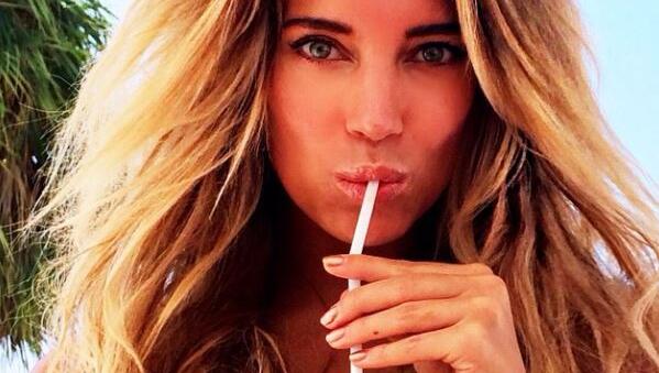 Sylvie Meis schlürft eine Kokosnuss Sylvie Meis schlürft eine Kokosnuss