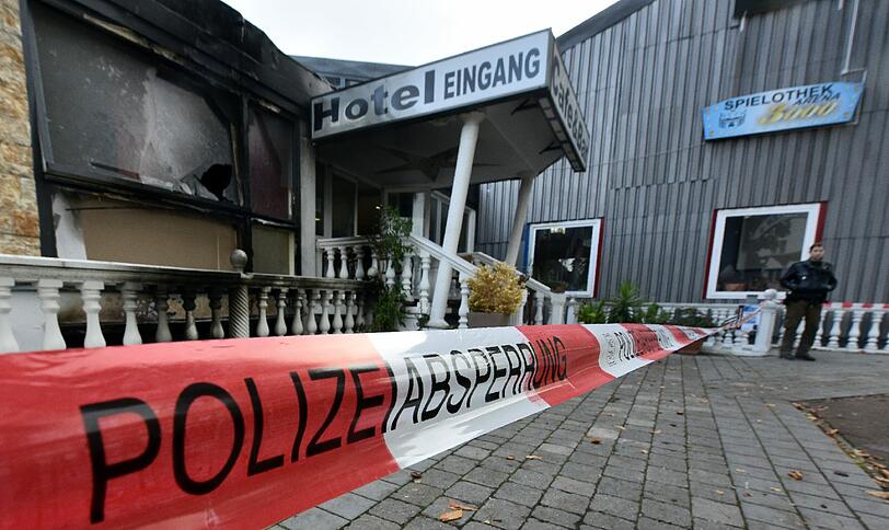 In Ingolstadt sind in einem früheren Hotel, das jetzt als Flüchtlingsheim genutzt wird, vier Menschen bei einem Brand verletzt worden.