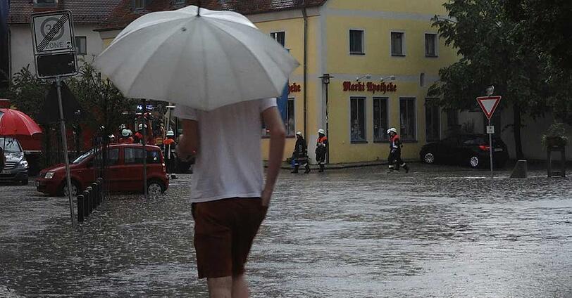 Wie hier in Laaber (Lkr. Regensburg) standen viele Orte und Straßen in Bayern unter Wasser.