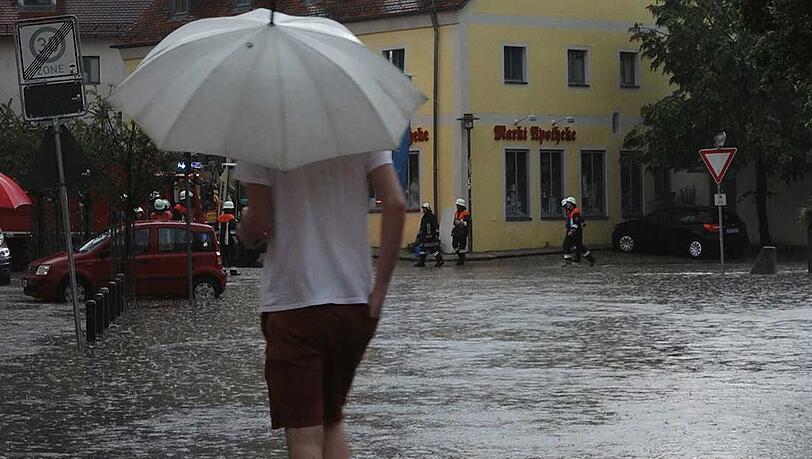 Wie hier in Laaber (Lkr. Regensburg) standen viele Orte und Straßen in Bayern unter Wasser. Wie hier in Laaber (Lkr. Regensburg) standen viele Orte und Straßen in Bayern unter Wasser.