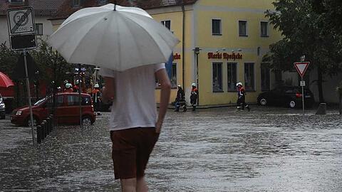 Wie hier in Laaber (Lkr. Regensburg) standen viele Orte und Straßen in Bayern unter Wasser.