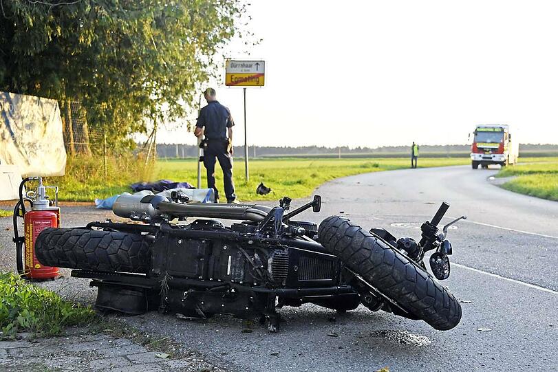 Der Motorradfahrer kollidierte mit dem Ortsschild. Er starb noch an der Unfallstelle.