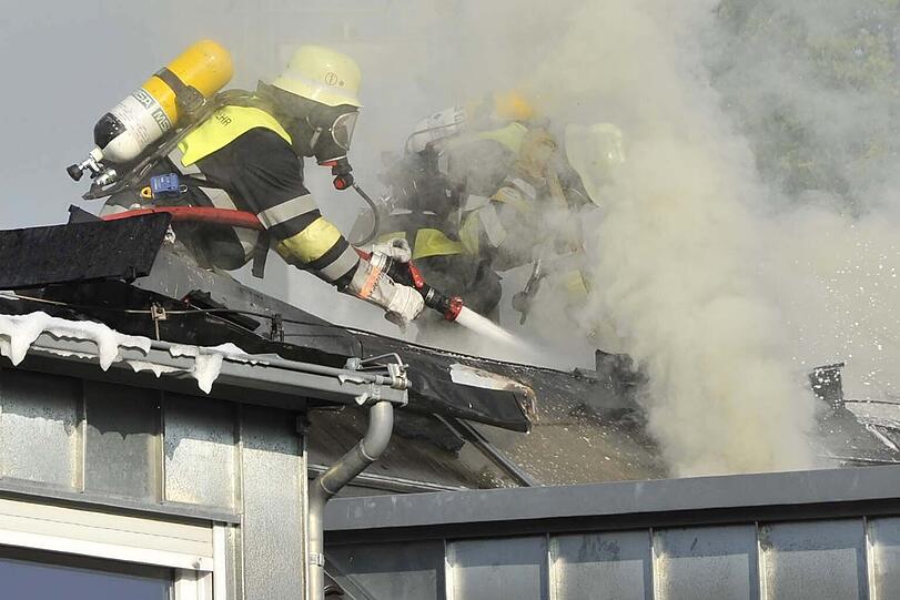 Viel Rauch: Die Feuerwehrmänner gingen unter Atemschutz gegen den hartnäckigen Dachstuhlbrand vor.