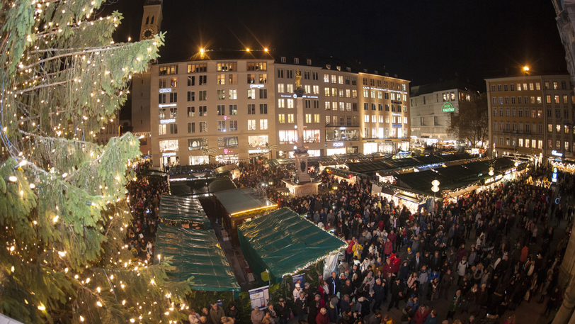 In der Altstadt entnahm ein Mann Wechselgeld aus der Christkindlmarktkasse. Jetzt sucht die Polizei nach dem Täter.