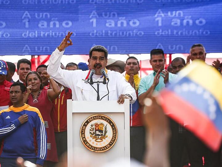 In Venezuela tobt seit Januar ein Machtkampf zwischen Maduro und dem selbst ernannten Übergangspräsidenten Juan Guaidó, der Maduro Wahlfälschung vorwirft und von zahlreichen westlichen Staaten einschließlich Deutschland anerkannt wird.