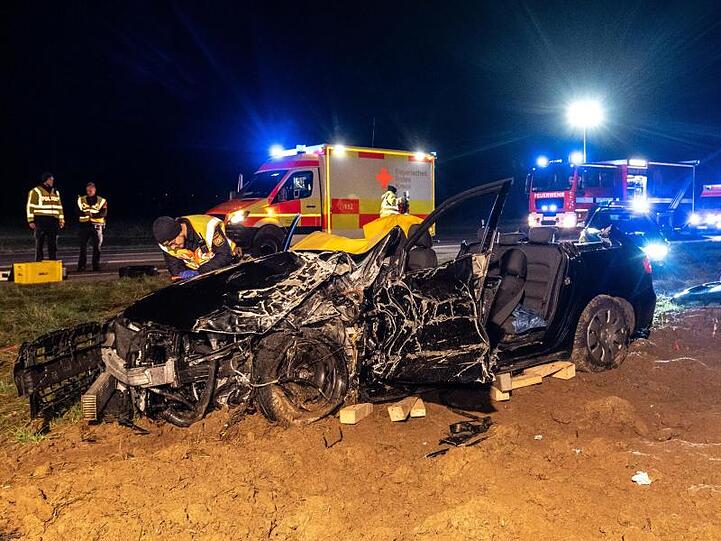 Ein Polizist neben der Unfallstelle an der Bundesstraße 12. Foto: Benjamin Liss/dpa
