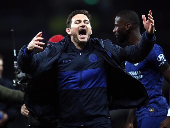 Chelsea-Coach Frank Lampard (vorne) sichert Antonio Rüdiger (hinten) vollste Unterstützung zu.