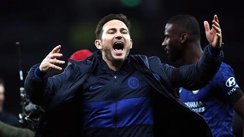 Chelsea-Coach Frank Lampard (vorne) sichert Antonio Rüdiger (hinten) vollste Unterstützung zu.