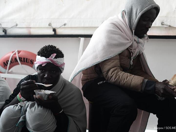 Trockene Kleidung und etwas zu essen: Flüchtlinge nach ihrer Rettung durch die "Aquarius".