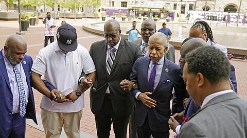 Bürgerrechtler Al Sharpton (M-r) zusammen mit Familienmitgliedern von George Floyd bei einem Gebet vor dem Betreten des Hennepin County Government Center.