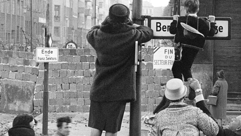 Westberliner versuchen Ende Oktober 1961, über die Sperrmauer an der Bernauer Straße hinweg Kontakt zu Verwandten und Freunden auf der Ostberliner Seite aufzunehmen.