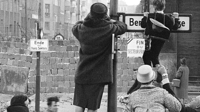 Westberliner versuchen Ende Oktober 1961, über die Sperrmauer an der Bernauer Straße hinweg Kontakt zu Verwandten und Freunden auf der Ostberliner Seite aufzunehmen.