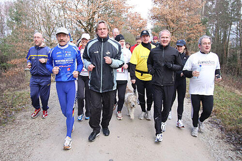 Laufen für den guten Zweck: Marathon Trainer Bernhard Nuss, Bodyguard Peter Althof und OB-Kandidat Klemens Gsell (vordere Reihe, v. li.).