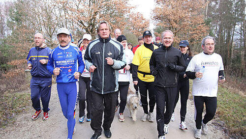 Laufen für den guten Zweck: Marathon Trainer Bernhard Nuss, Bodyguard Peter Althof und OB-Kandidat Klemens Gsell (vordere Reihe, v. li.). Laufen für den guten Zweck: Marathon Trainer Bernhard Nuss, Bodyguard Peter Althof und OB-Kandidat Klemens Gsell (vordere Reihe, v. li.).