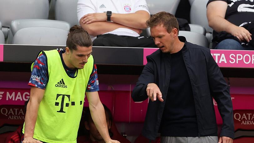 Weiterhin reichlich Gesprächsbedarf: Marcel Sabitzer (l.) hat es unter seinem neuen/alten Coach Julian Nagelsmann bei Bayern noch immer nicht über die Reservistenrolle hinaus geschafft.