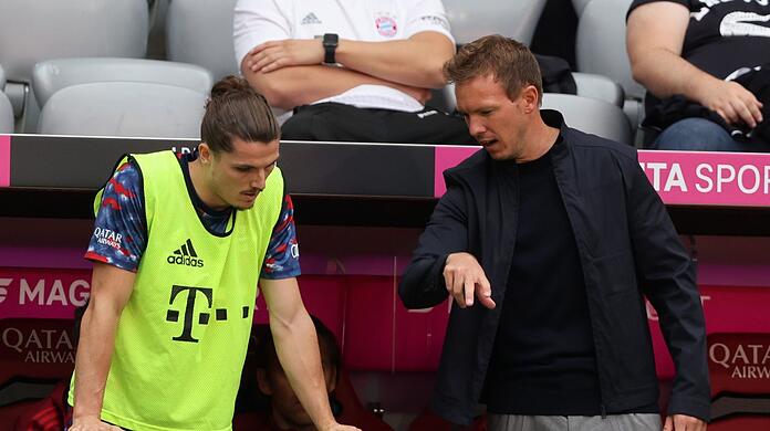 Weiterhin reichlich Gesprächsbedarf: Marcel Sabitzer (l.) hat es unter seinem neuen/alten Coach Julian Nagelsmann bei Bayern noch immer nicht über die Reservistenrolle hinaus geschafft.