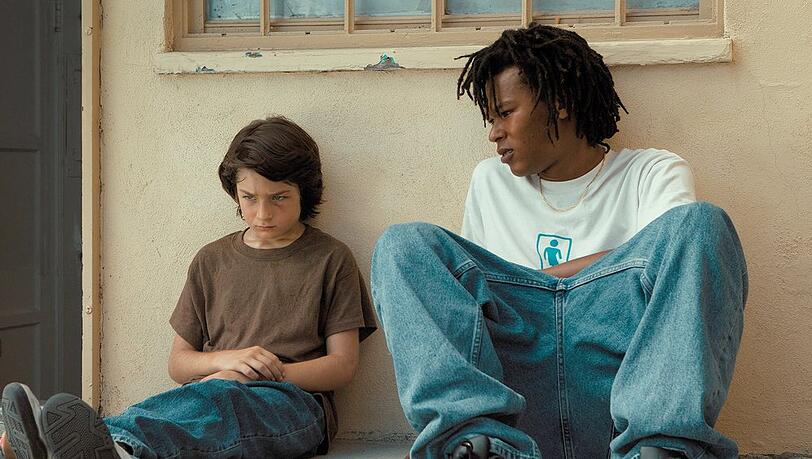 "Mid90s": Stevie (Sunny Suljic, l.) schüttet Ray (Na-kel Smith) sein Herz aus.