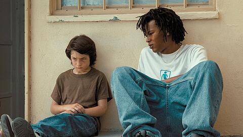 "Mid90s": Stevie (Sunny Suljic, l.) schüttet Ray (Na-kel Smith) sein Herz aus.